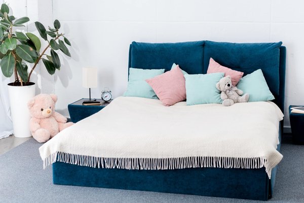 Quel ours en rose choisir pour créer une ambiance chaleureuse au Salon ?