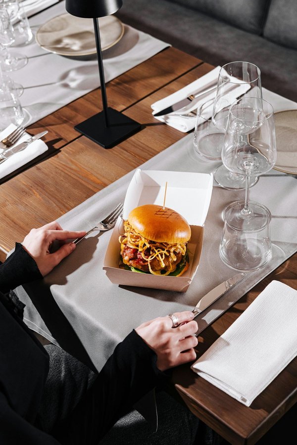 Comment choisir des accessoires pour cheveux pour un bal de fin d'année sans paraître trop enfantin?